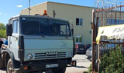 В Тюмени кран эвакуировал КАМАЗ из-за конфликта двух предпринимателей
