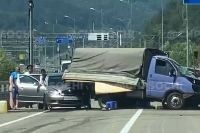 На трассе в районе Сочи произошла массовая авария