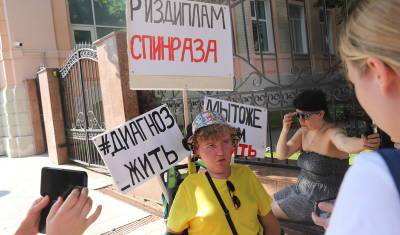 Лишенный лекарства москвич со СМА провел одиночный пикет у Минздрава