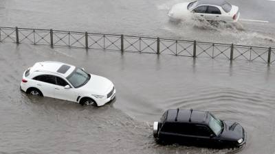 Возможны дожди, местами сильные: улицы российских городов уходят под воду