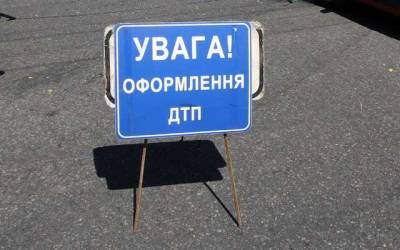 На Бориспольском шоссе перевернулась фура: движение парализовано