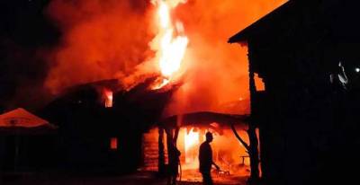 На Закарпатье молния попала в базу отдыха, произошел пожар