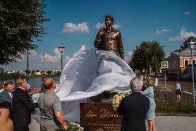 В Твери прошло торжественное открытие памятника знаменитому поэту