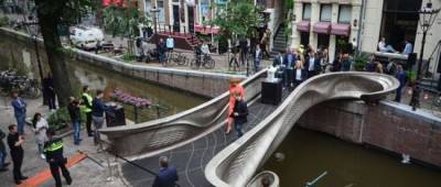 В Амстердаме открыли первый стальной мост, напечатанный на 3D-принтере