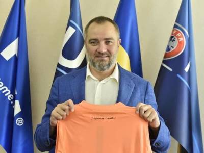 Не только УПЛ: "Слава Украине" и "Героям слава!" будут на форме рефери, игроков ПФЛ и женских команд, сообщил Павелко