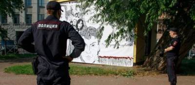 В Петербурге задержан мужчина, вывесивший плакат с убитыми в России общественными деятелями