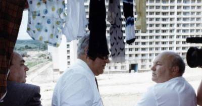Одна деталь с архивного фото Лужкова и Ельцина на балконе развеселила москвичей
