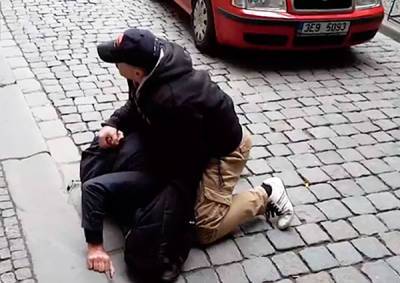 Видео: в Чехии полицейский уложил на землю пешехода за переход на красный свет