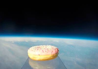 Видео: в Норвегии впервые запустили в космос глазированный пончик