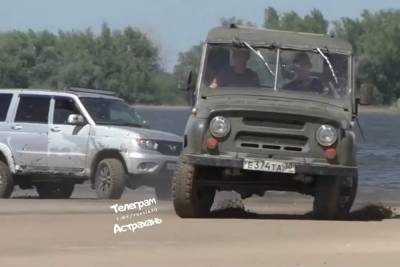Астраханцы возмущены обилием машин на городском острове