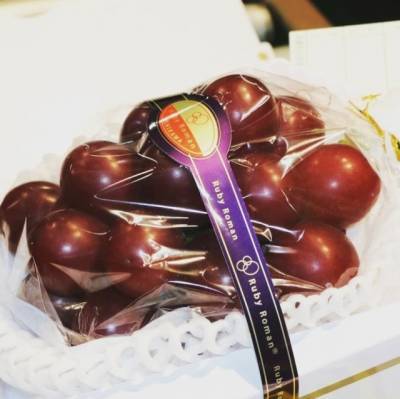 В Японии на аукционе гроздь винограда продали за рекордную сумму