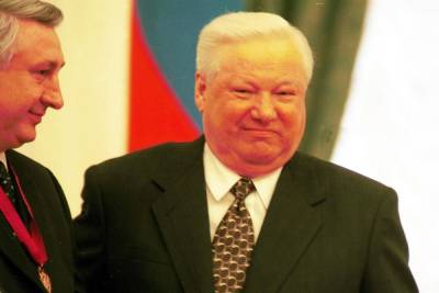 Россияне обсуждают фото Ельцина и Лужкова на фоне трусов