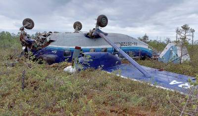 Пилота и пассажира госпитализировали при жесткой посадке Ан-28 в Томской области