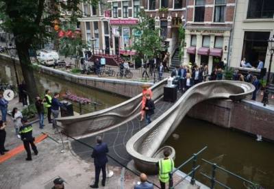 В Амстердаме впервые в мире открыли распечатанный на 3D-принтере мост