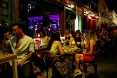 Рестораны в Греции обязали обслуживать только привитых или выздоровевших от COVID-19