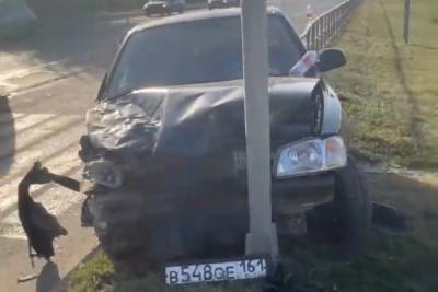 В Ростовской области легковушка въехала в столб: есть пострадавший