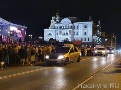 Собравшиеся на литургию в Екатеринбурге верующие перекрыли дорогу