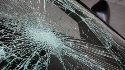 Видео: иномарка в заносе зацепила грузовик и влетела в легковушку в Петербурге