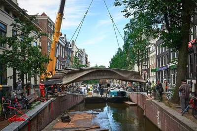 В Амстердаме установили первый в мире распечатанный на 3D-принтере мост