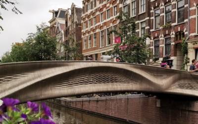 В Нидерландах открыли стальной мост, напечатанный на 3D-принтере