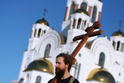 В Екатеринбурге верующие отправились по маршруту несогласованного крестного хода