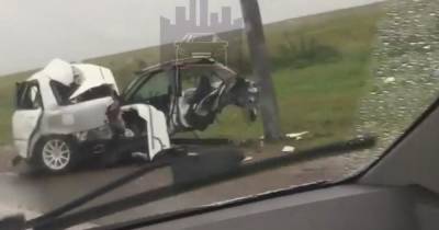 Машину разорвало при столкновении со столбом в Сибири, погиб водитель