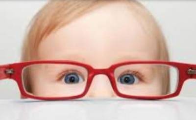 «Эта реакция бесценна»: малыш впервые смог увидеть своих родителей благодаря специальным очкам. ВИДЕО