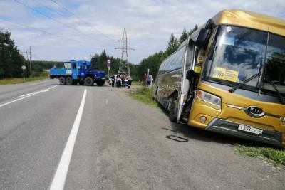 Автобус столкнулся с грузовиком «Урал» на дороге Серов – Североуральск – Ивдель