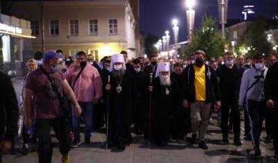 В Екатеринбурге тысячи верующих вышли на запрещенный властями крестный ход