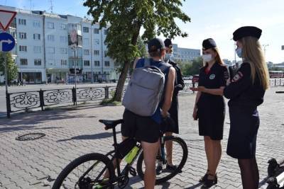 Полиция в Екатеринбурге учила велосипедистов и самокатчиков спешиваться на дороге