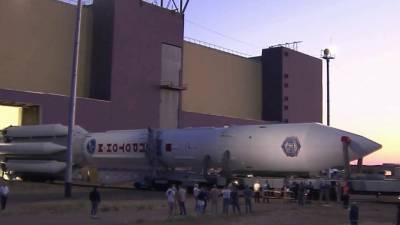 На Байконуре установили ракету-носитель «Протон-М», которая доставит на МКС модуль «Наука»