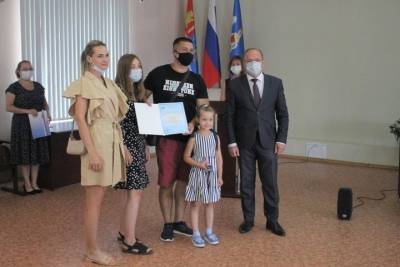 В Иваново глава гордумы Кузмичев и мэр Шарыпов осчастливили 12 семей