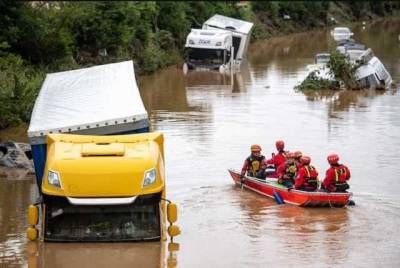 В Германии после страшного потопа нашли десятки потонувших машин - в каждой из них могут быть люди