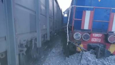 Два грузовых поезда лоб в лоб столкнулись в Амурской области