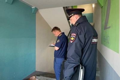 Расчлененное тело нашли в подъезде дома в Томской области