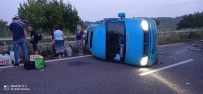 На Луганщине перевернулся маршрутный микроавтобус: пострадали 9 пассажиров