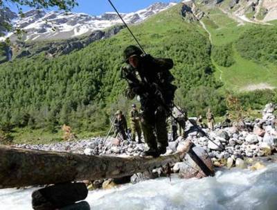 Военные альпинисты преодолели горную реку Терскол в ходе подготовки к конкурсу «Эльбрусское кольцо»