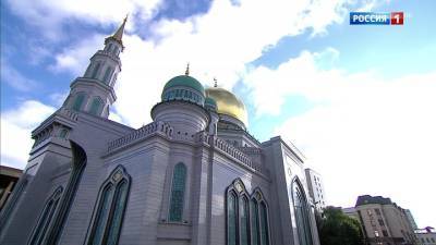 Женщину-полицейского побили на входе в Московскую соборную мечеть