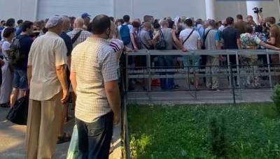 В Киеве возникла огромная очередь на вакцинацию от COVID-19: люди ссорятся и паникуют