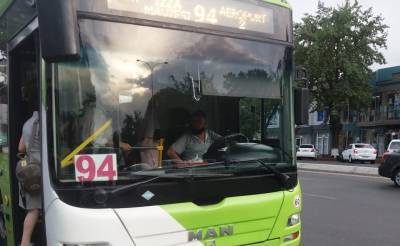 "Тошшахартрансхизмат" уволил водителя автобуса, который, рискуя жизнями пассажиров, пользовался телефоном во время езды