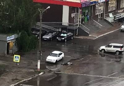 В Саранске полиция и медики оставили труп в луже на несколько часов из-за ливня
