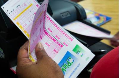 Женщина ошиблась при покупке лотерейных билетов и выиграла двойной джекпот