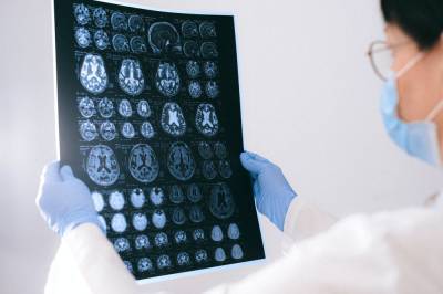 Беззвучную речь парализованного человека удалось понять с помощью мозгового имплантата – Учительская газета