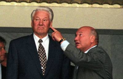 Фото Ельцина и Лужкова на фоне трусов обсуждают в Сети