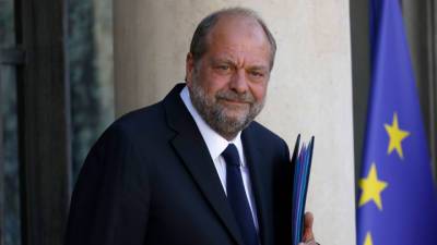 Премьер Франции доверяет министру юстиции, несмотря на обвинения