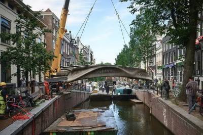 В Амстердаме открыли напечатанный на 3D-принтере стальной мост (фото, видео)