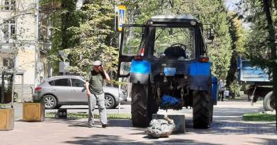В Казахстане коммунальщик на тракторе снес памятник Виктору Цою (видео, фото)