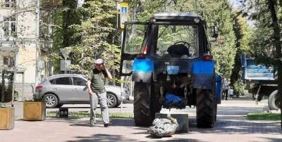 В Казахстане коммунальщик на тракторе снес памятник Виктору Цою