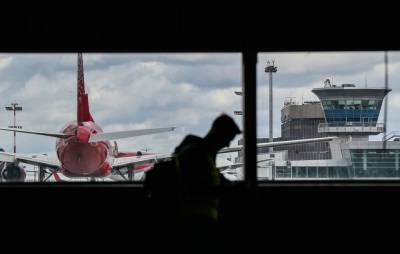 Авиакомпания "Россия" намерена взыскать убытки с пассажира, открывшего дверь самолета