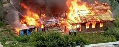В Новосибирске огонь от горящего дома едва не перекинулся на газопровод
